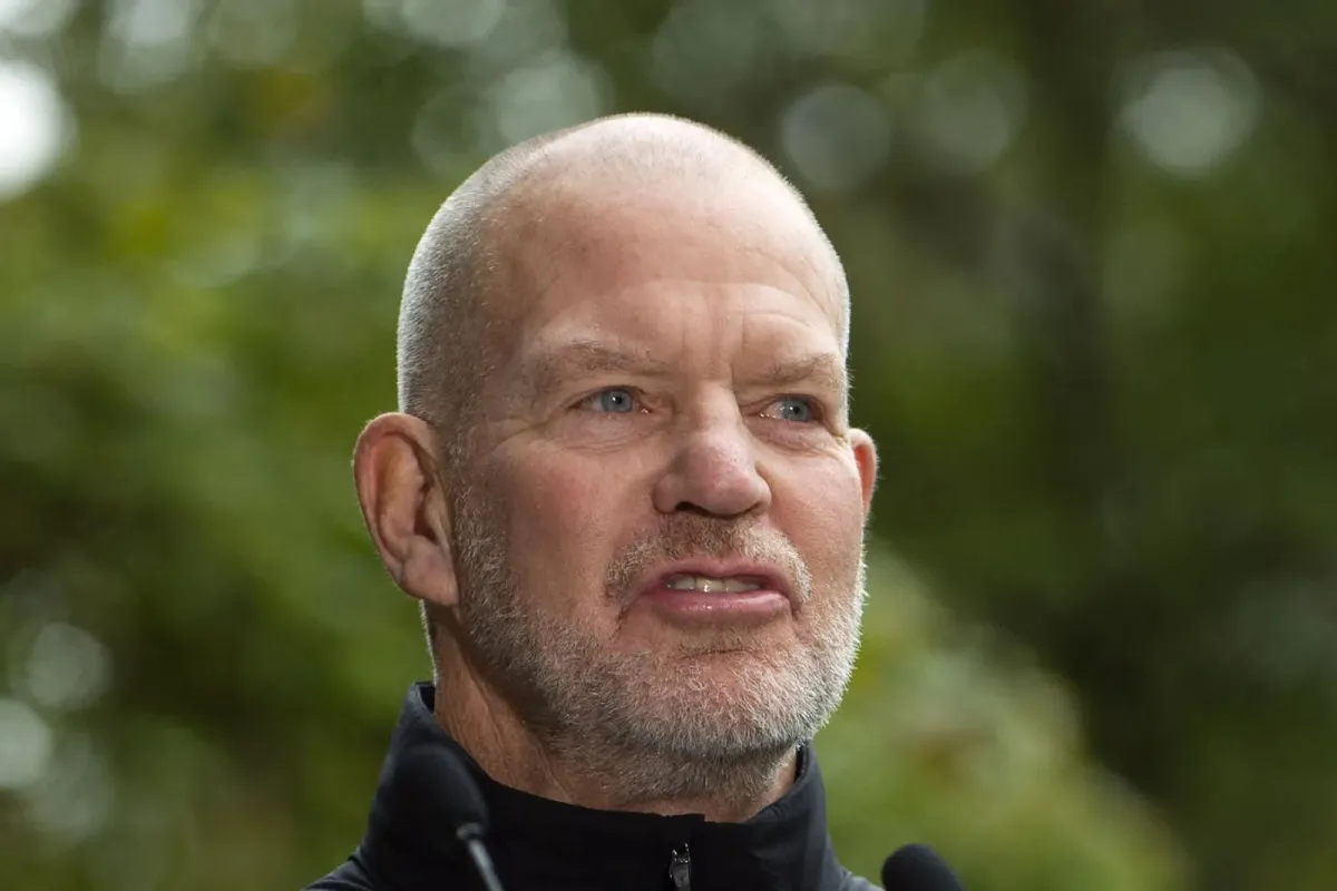 Fundador de Lululemon busca retomar el control tras la salida de su CEO