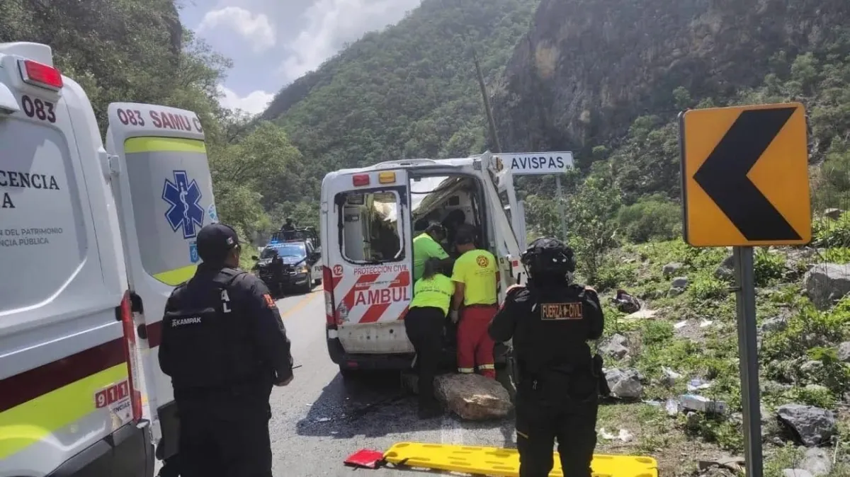 Ambulancia es golpeada por roca de casi 200 kilos en carretera de Iturbide