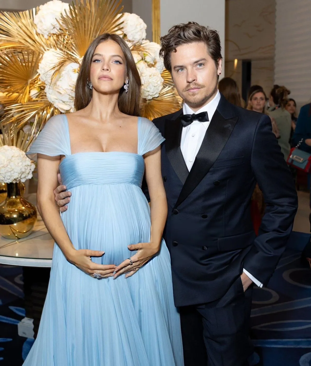 Barbara Palvin confirma su primer embarazo en Cannes con vestido azul y junto a Dylan Sprouse
