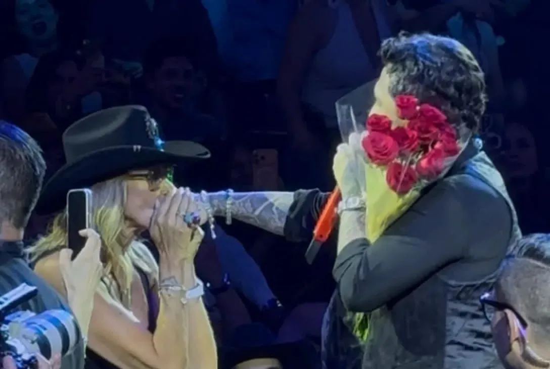 Polémica en Feria de San Marcos 2026: Adela Micha besa la mano de Christian Nodal y desata críticas tras comentarios virales