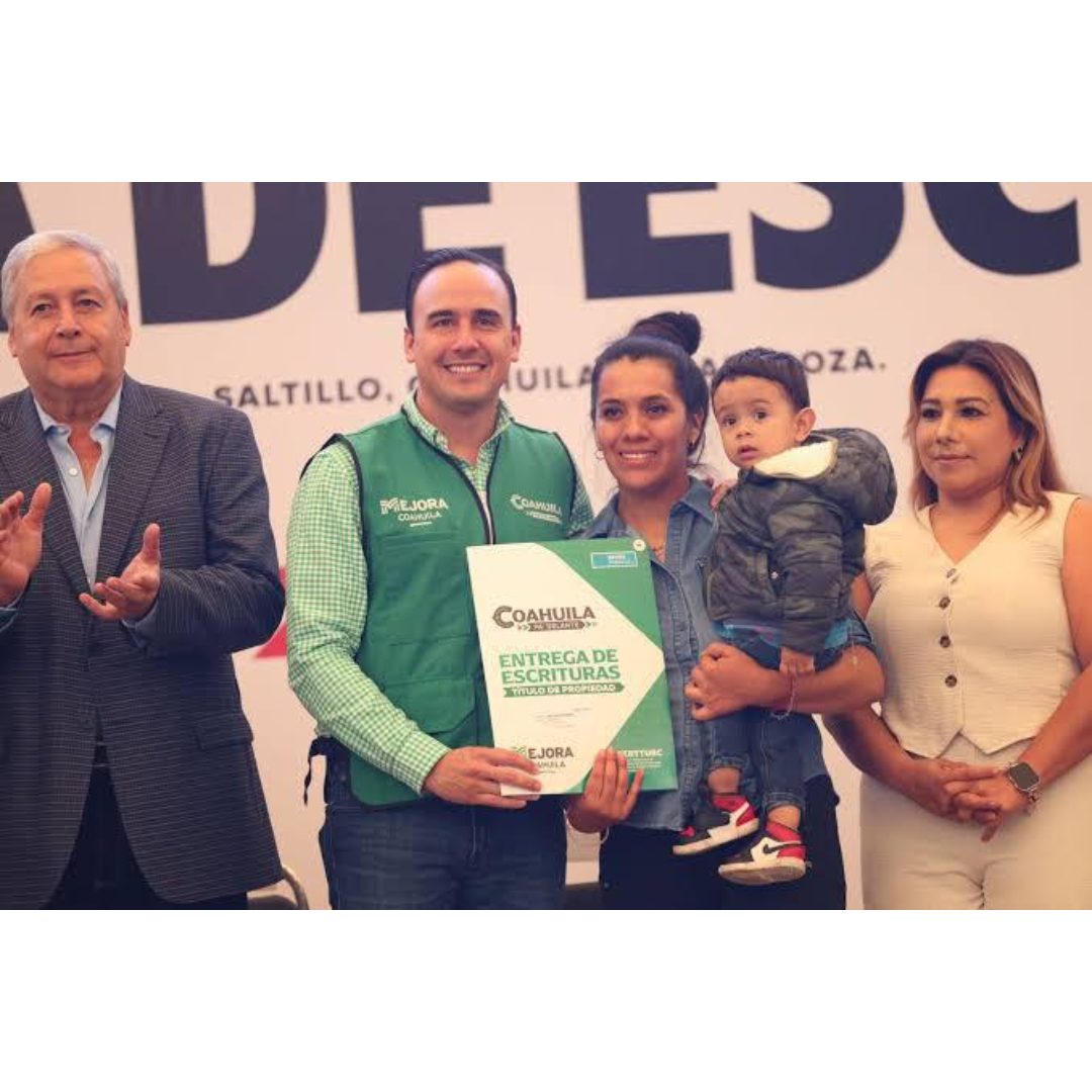 MANOLO JIMÉNEZ ENTREGA MÁS DE 1,800 ESCRITURAS EN COAHUILA