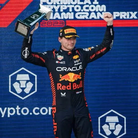 Subastarán el traje sin lavar de Verstappen del GP de Miami 2023 para apoyar causa benéfica