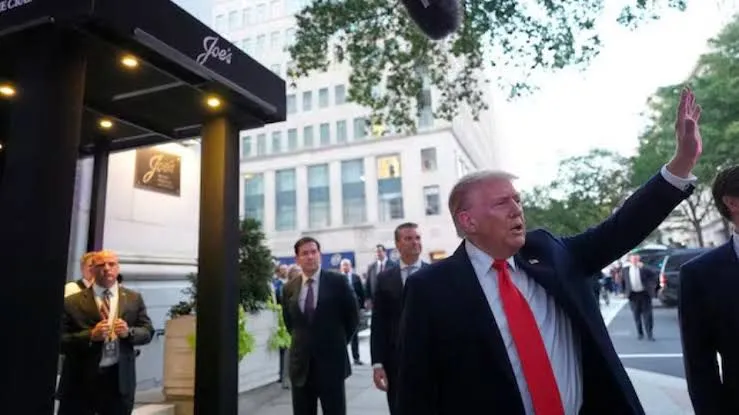 Activistas pro Palestina abuchean a Trump en restaurante de Washington