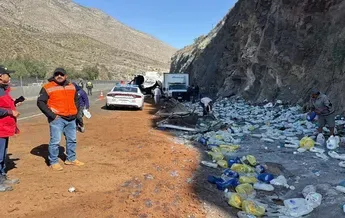 Tráiler vuelca y paraliza la 57 en Los Chorros