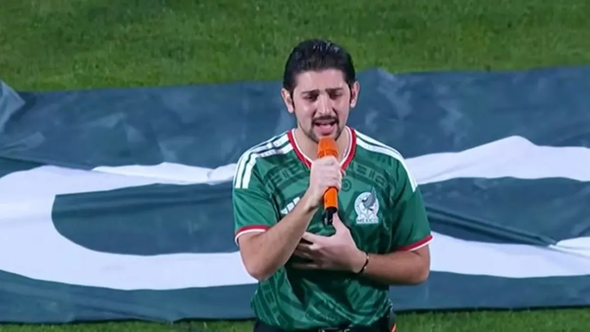 Tony Mils, nieto de Carlos Slim, interpreta el Himno Nacional en partido México vs Uruguay