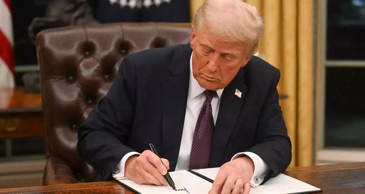 LA CASA BLANCA CONFIRMA QUE LOS ARANCELES CONTRA MÉXICO Y CANADÁ SE MANTENDRÁN A PARTIR DEL SÁBADO