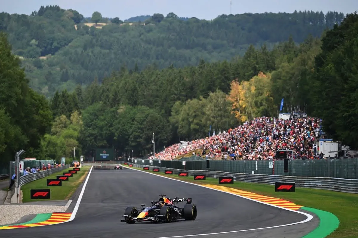 Checo Pérez finaliza 19º en la primera práctica libre del GP de Bélgica; Verstappen marca el mejor tiempo