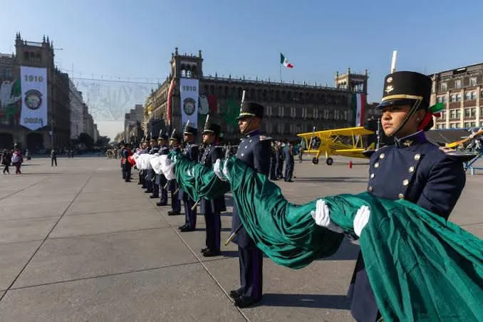 Desfile por el 115 Aniversario de la Revolución Mexicana llena de color y tradición el Zócalo capitalino