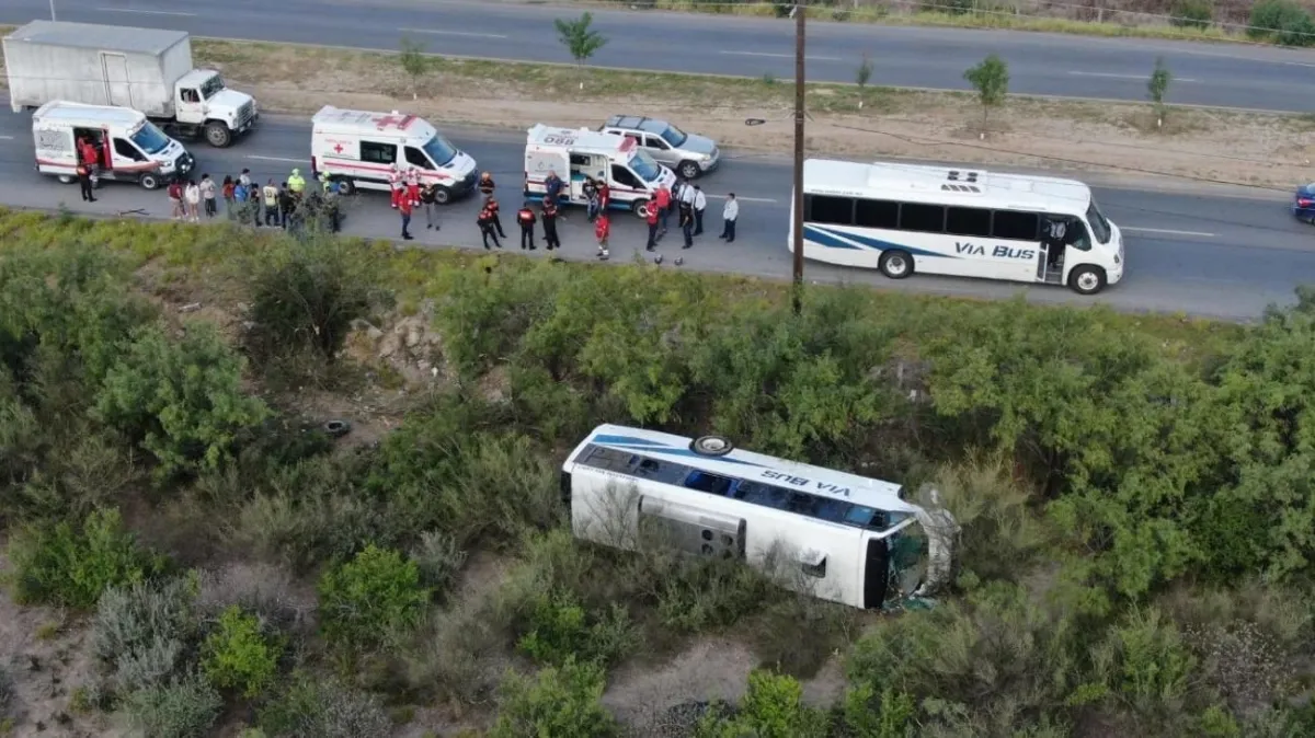 Camión de personal se precipita fuera de la carretera en Salinas Victoria: 10 trabajadores resultan heridos