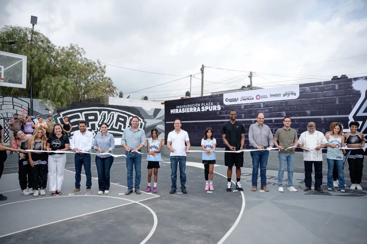Entregan Manolo Jiménez, Javier Díaz y Harrison Barnes la rehabilitación de la Plaza Mirasierra Spurs en Saltillo