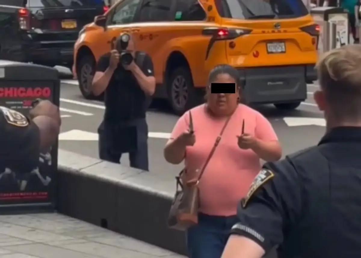 Mujer apuñala a dos personas en Times Square y muere tras recibir disparos de policías