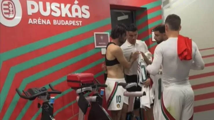 Cristiano Ronaldo cumple su promesa y le regala su playera a Dominik Szoboszlai