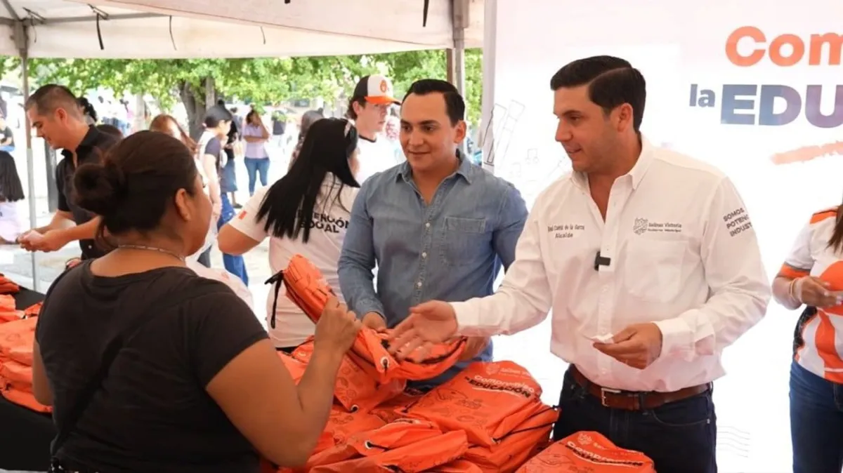 Refuerza Salinas Victoria apoyo a estudiantes con entrega masiva de útiles escolares