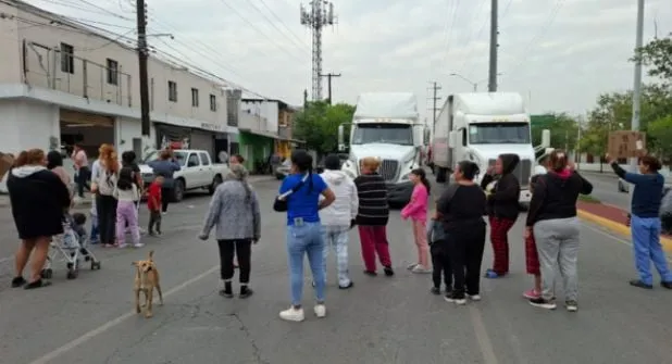 Vecinos bloquean vialidad en Monterrey por apagón; CFE restablece servicio tras protesta