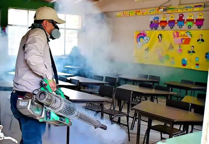 Fumigan escuelas públicas contra Dengue y Rickettsiosis