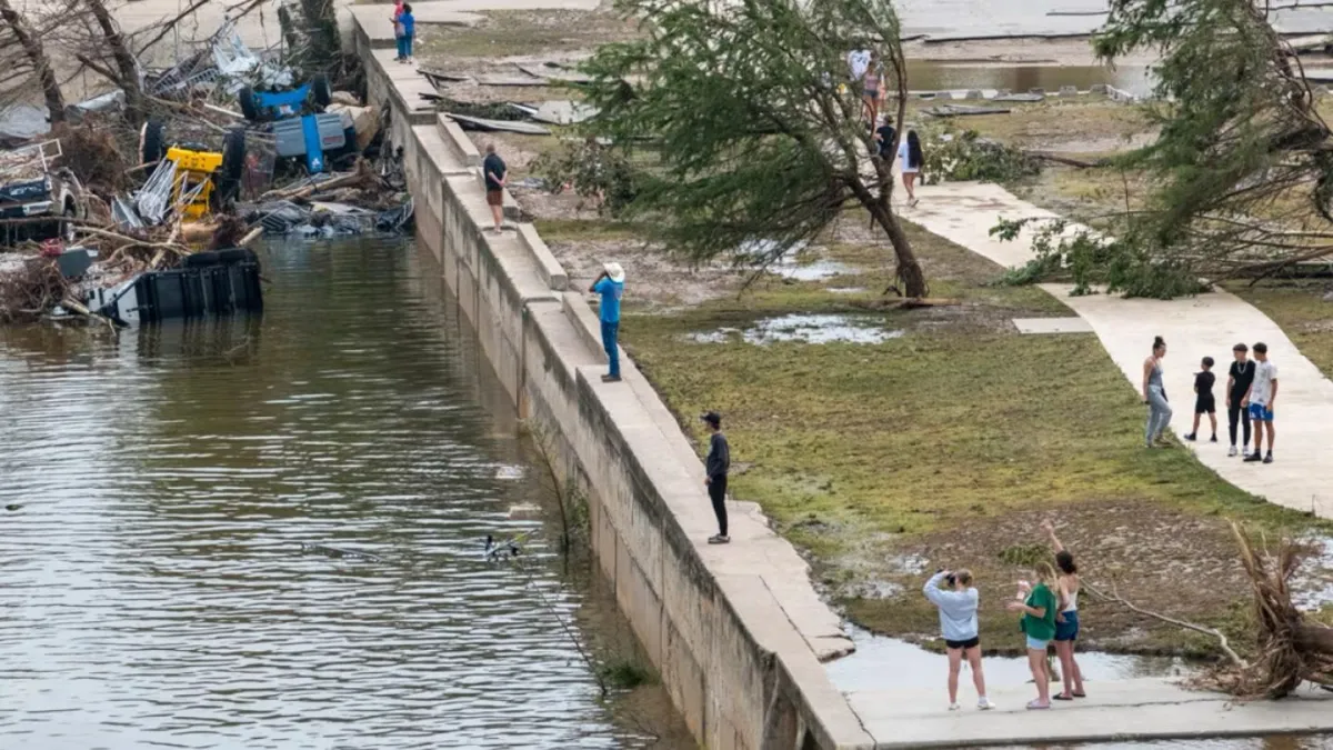 Suben a 70 los muertos por inundaciones en Texas; Trump declara emergencia