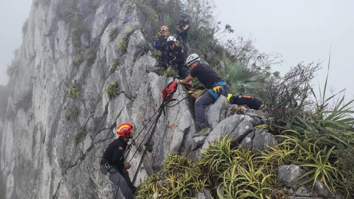 Rescatan a hombre que cayó 30 metros al intentar recuperar un dron en el Cerro de las Mitras