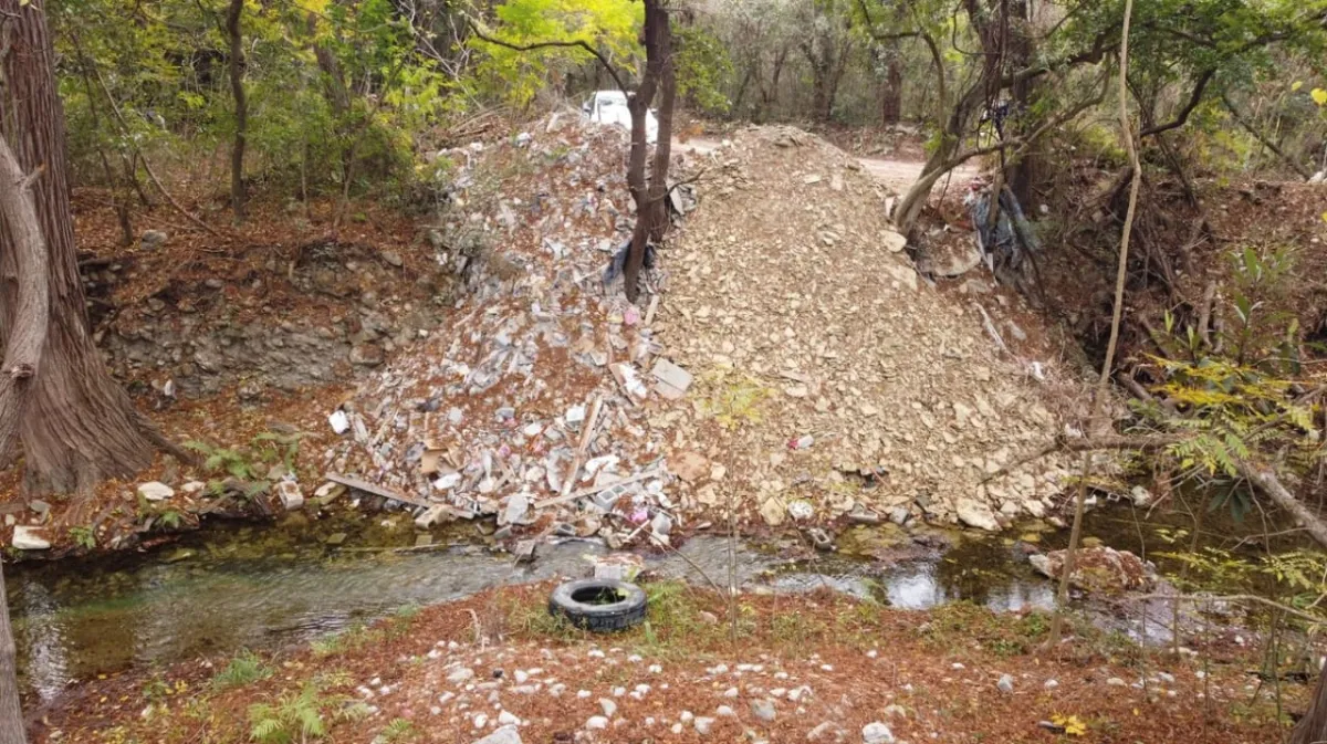 Denuncian relleno ilegal de escombro en arroyo de Santiago