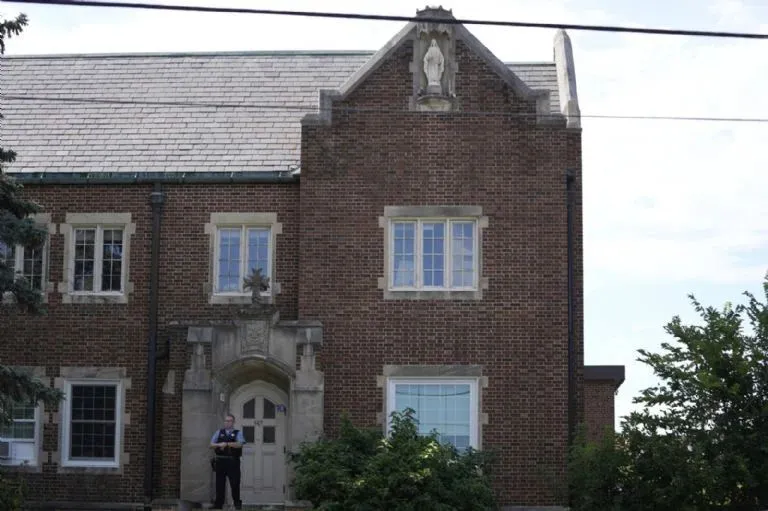 FBI identifica a atacante de escuela católica en Minneapolis; lo califican como crimen de odio y terrorismo doméstico