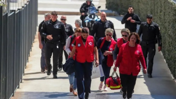 Hombre de 89 años desata tiroteo en Atenas y deja cuatro heridos tras atacar oficinas y tribunal