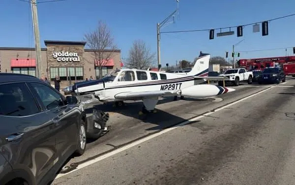 Avioneta aterriza de emergencia en una avenida de Georgia tras falla de motor