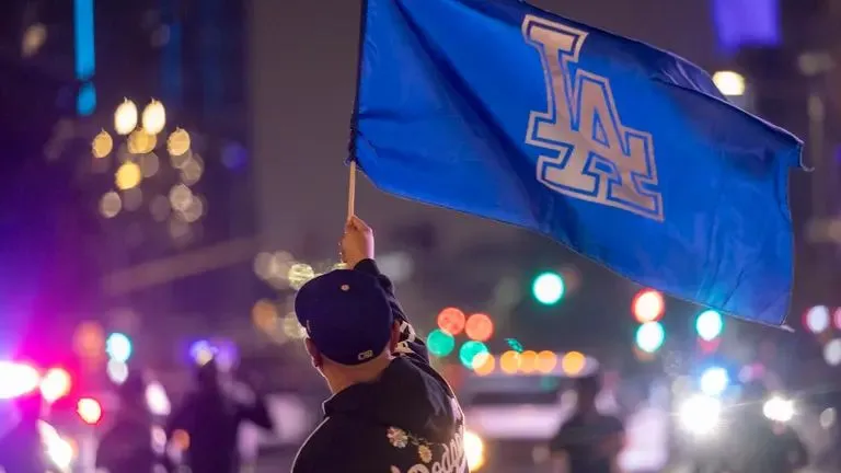 Euforia total en Los Ángeles: los Dodgers celebran su bicampeonato de la Serie Mundial con un desfile masivo