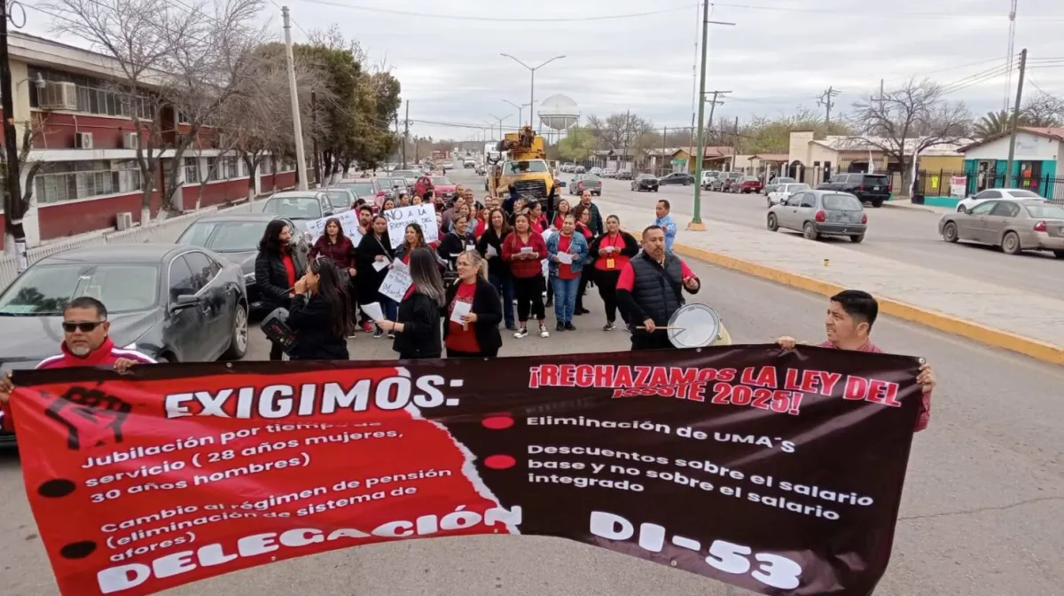 Colapsan maestros calles de Saltillo; rechazan reforma