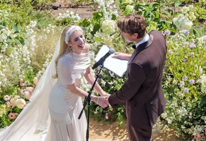 Emma Roberts se casa con Cody John en una ceremonia privada tras cuatro años de relación