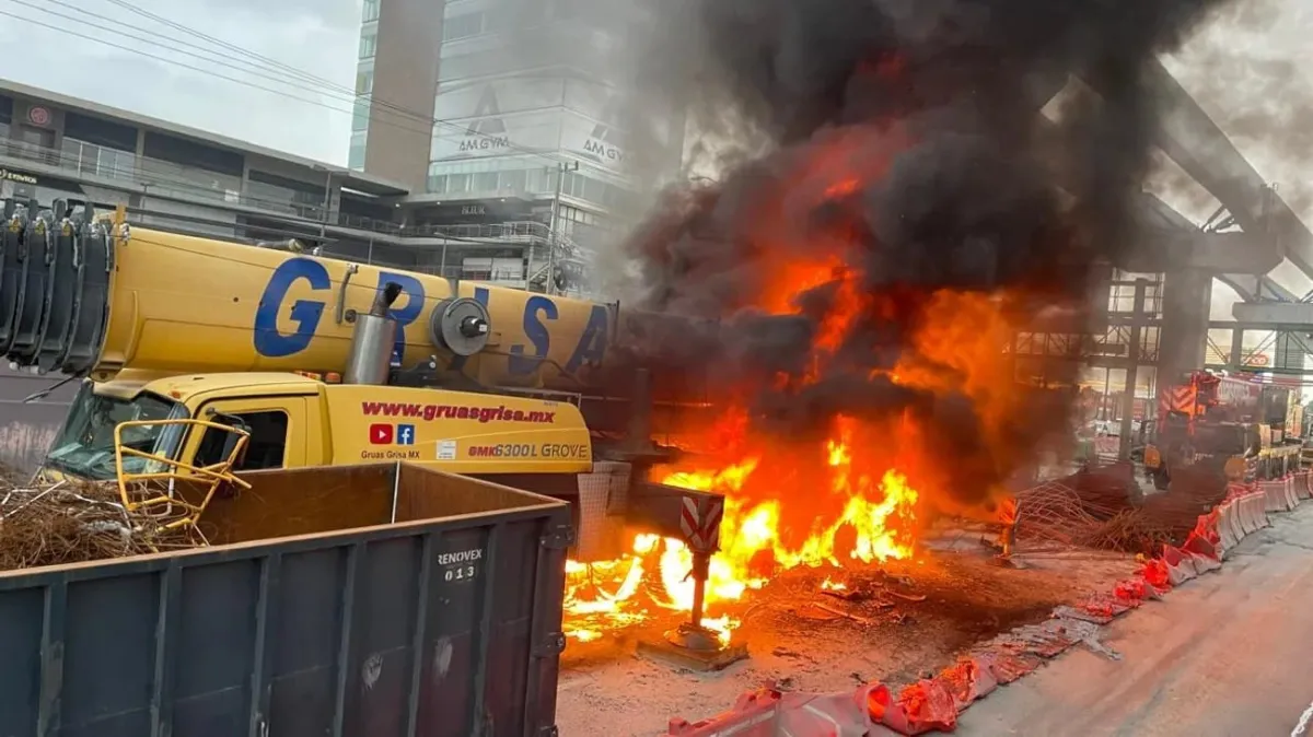 Incendio de grúa en obras del Metro paraliza avenida Miguel Alemán en Guadalupe