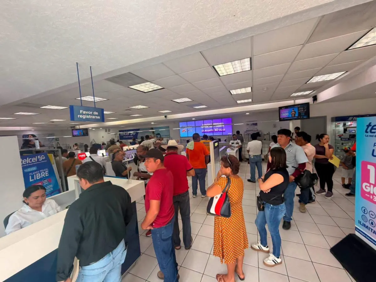 Saturan oficinas de Telcel en Coahuila tras suspensión de líneas telefónicas