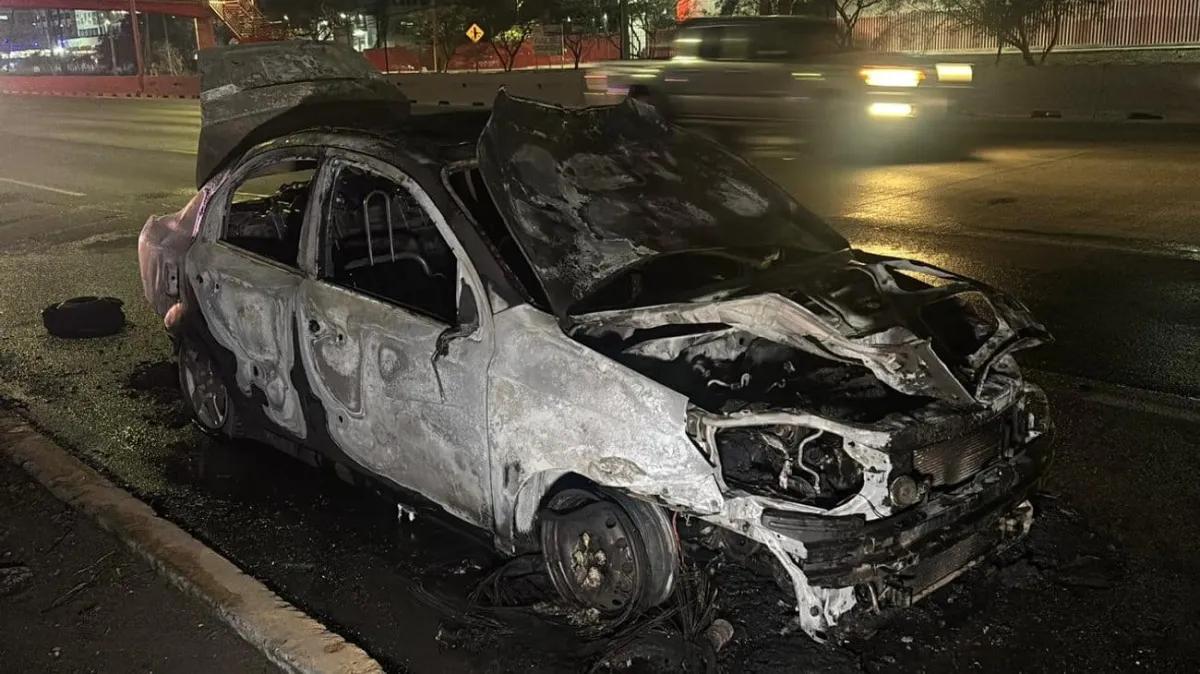 Avería eléctrica desata incendio vehicular en bulevar Díaz Ordaz de San Pedro