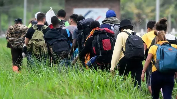 EE.UU. lanza campaña de anuncios para promover la autodeportación de migrantes