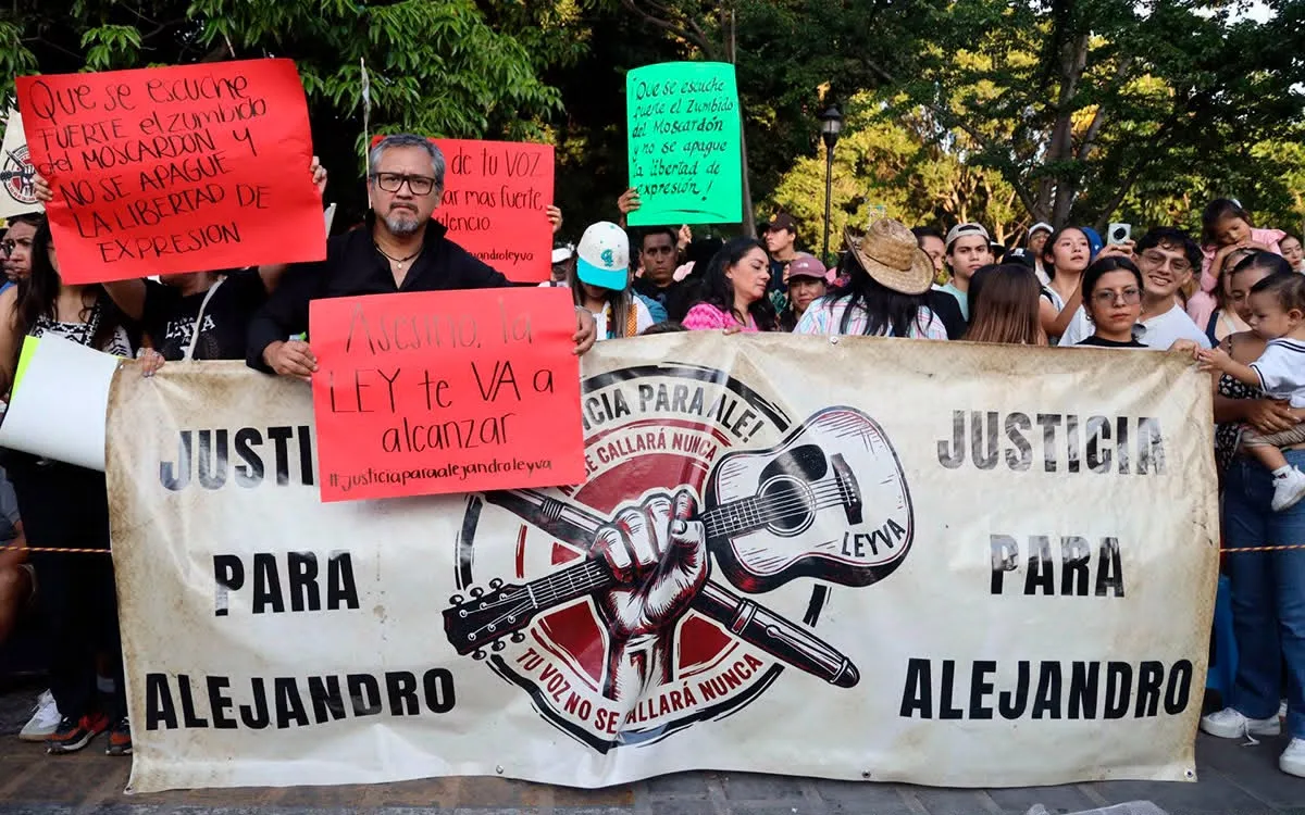 Exigen justicia por el asesinato de Alejandro Leyva durante desfile de la Guelaguetza en Oaxaca
