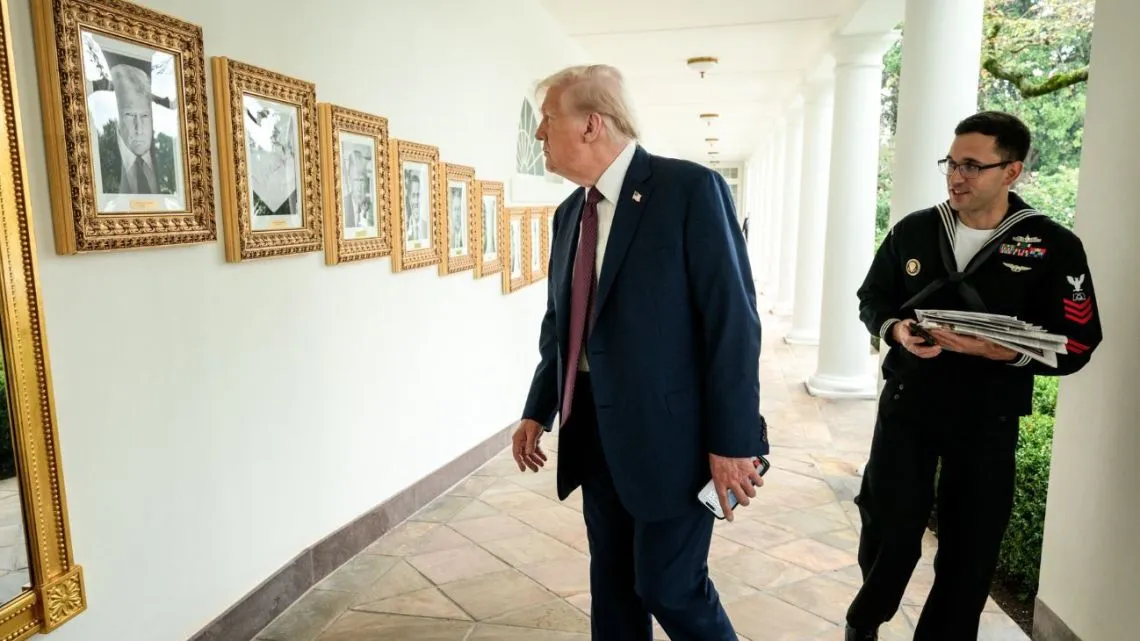 Trump reemplaza retrato de Joe Biden con firma automática en la Casa Blanca