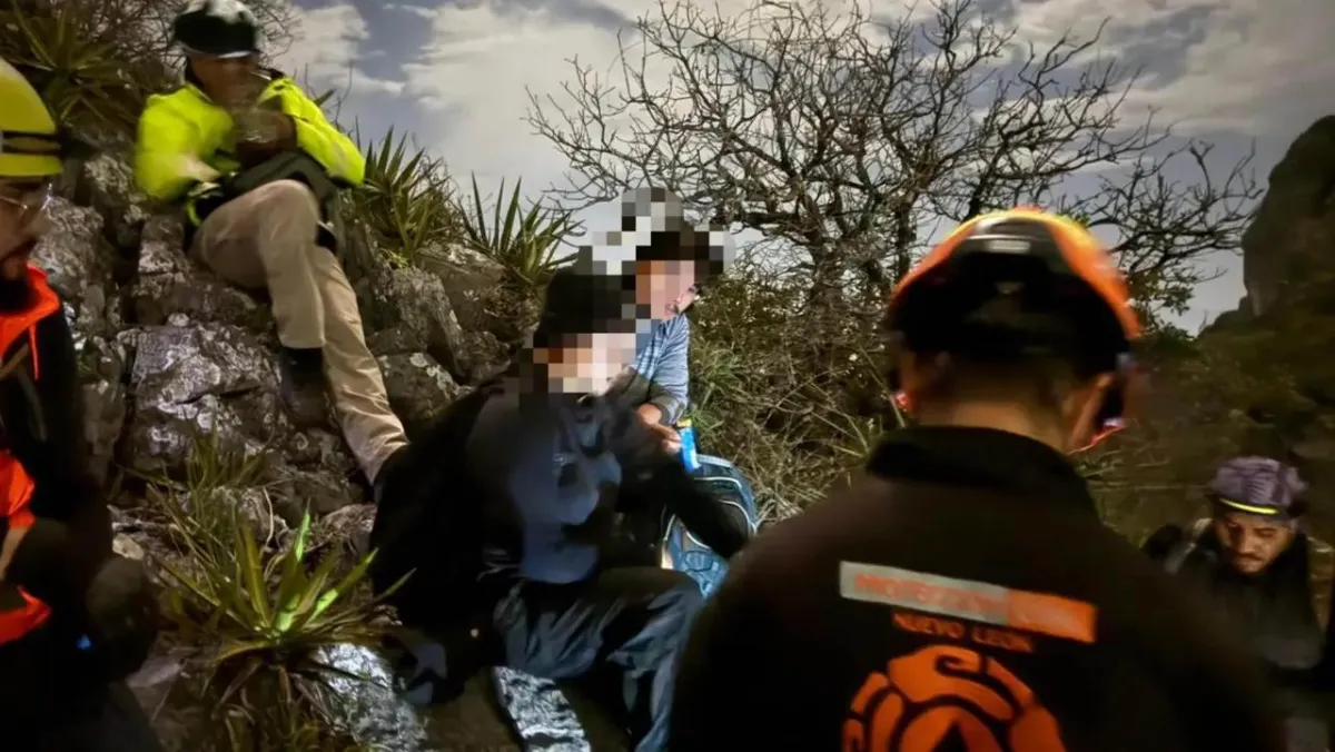 Protección Civil rescata a dos jóvenes en el Cerro de la Silla tras operativo nocturno