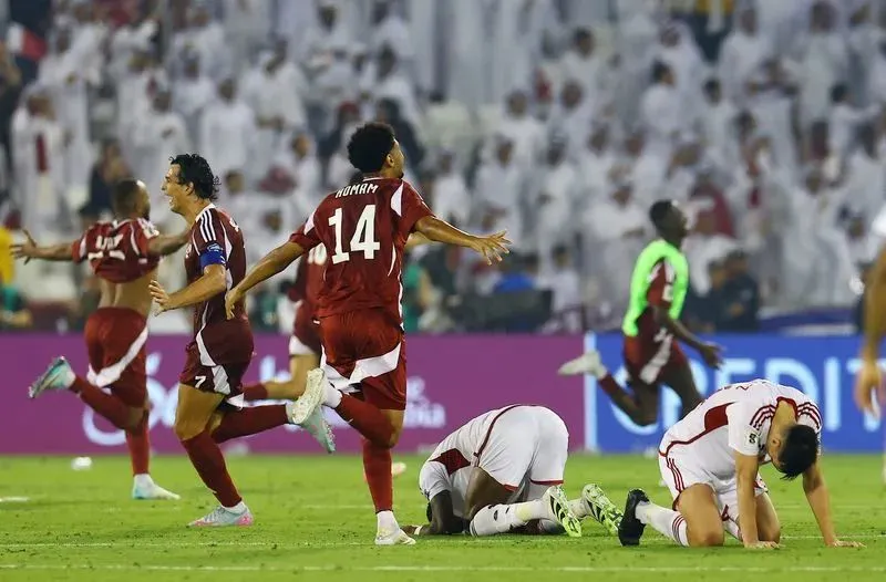 Aficionados de Emiratos Árabes Unidos invaden la cancha e intentan agredir a jugadores de Qatar tras perder el pase al Mundial 2026