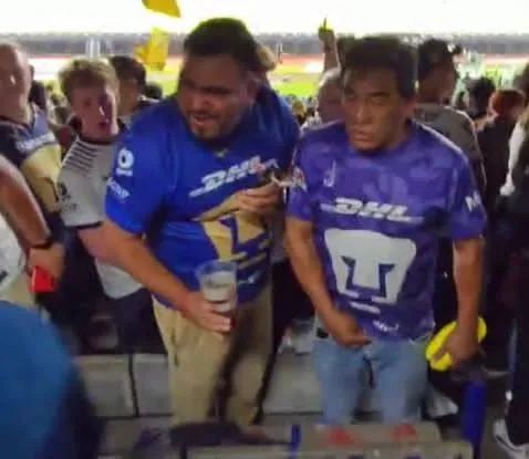 Retiran a aficionado de Pumas tras lanzar cerveza a directivos del América durante el Clásico en CU
