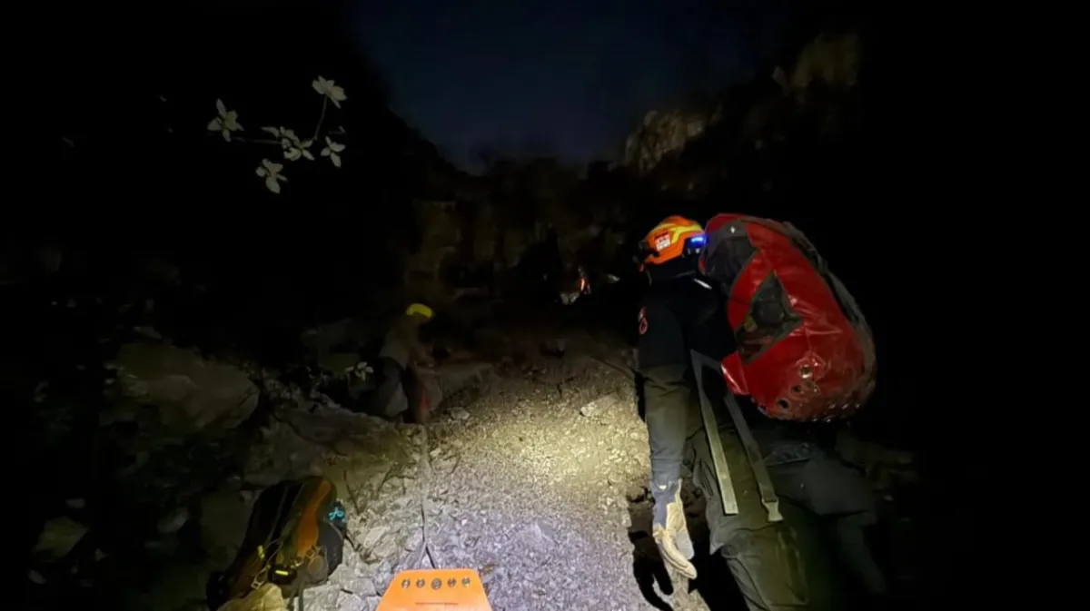 Rescatan a joven de 18 años tras sufrir caída en el Cerro de las Mitras