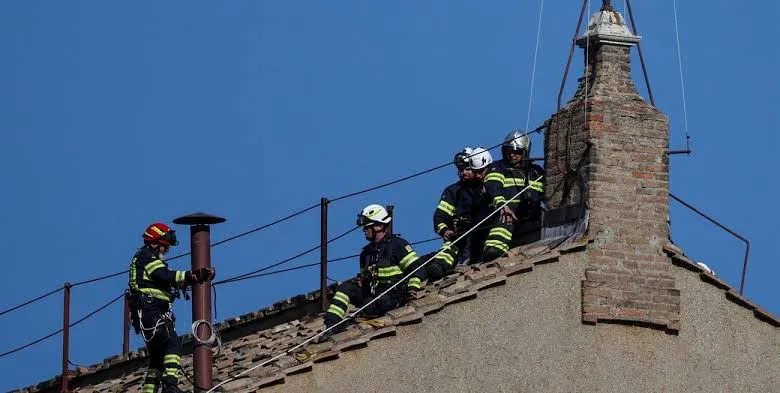 El Vaticano instala chimenea en la Capilla Sixtina: el humo blanco anunciará al nuevo Papa
