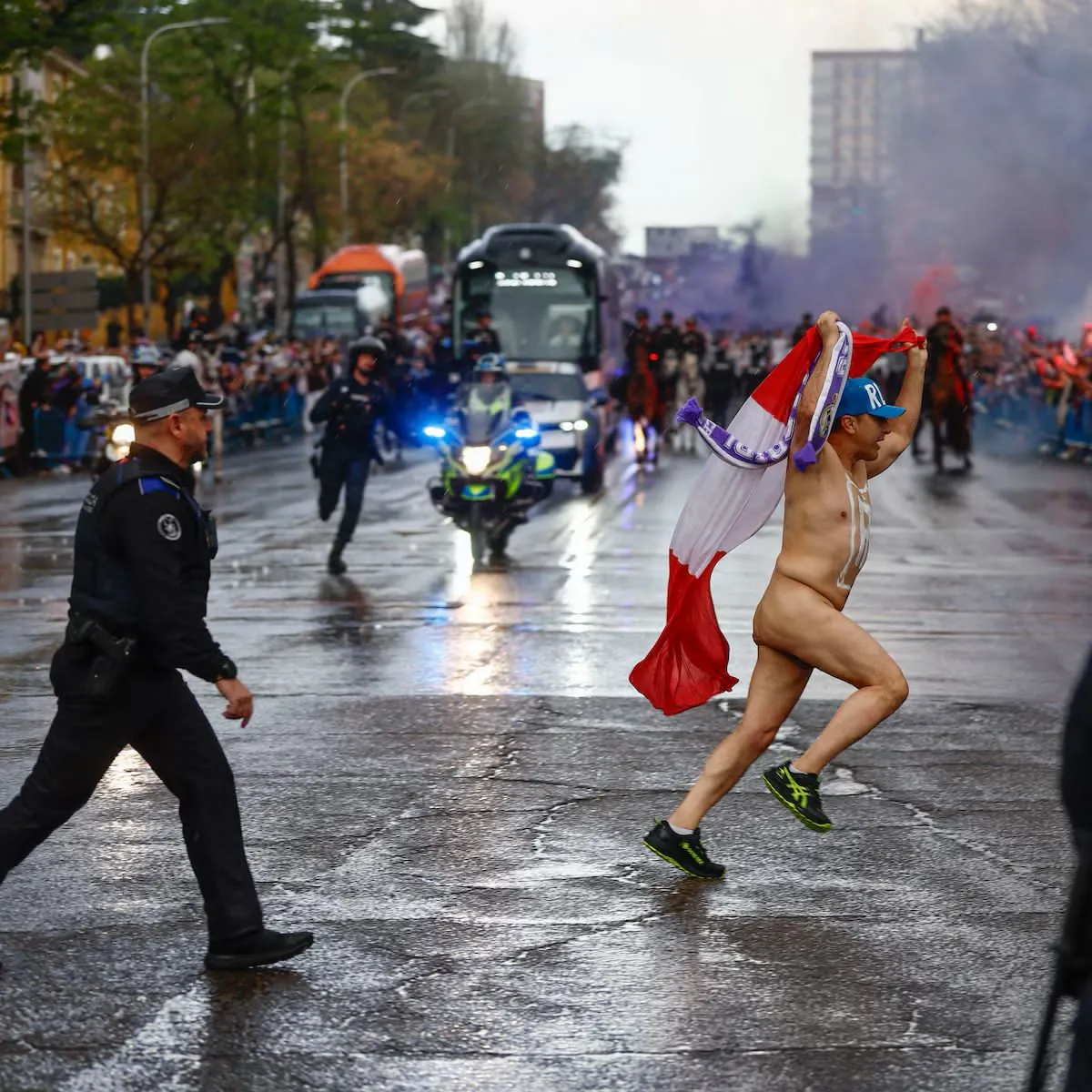 Aficionado desnudo burla seguridad antes del Real Madrid vs Bayern y se vuelve viral
