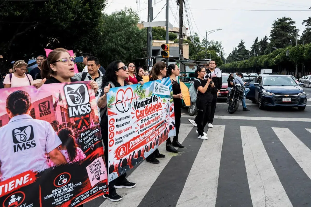 Trabajadores del IMSS exigen mejores salarios, contratación de personal y abasto de medicamentos