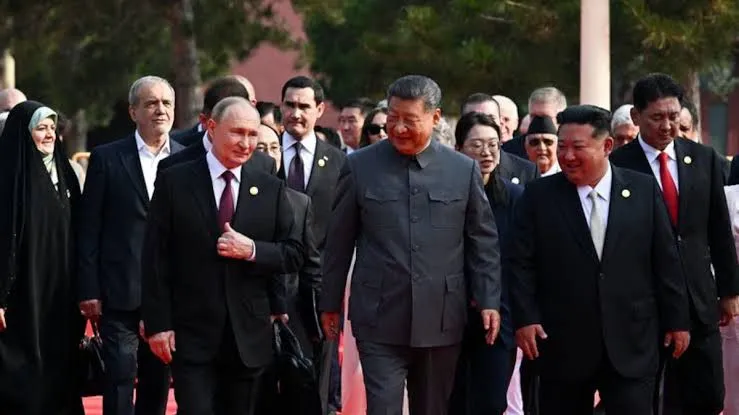 Putin y Xi sorprendidos hablando sobre trasplantes e “inmortalidad” durante desfile en China
