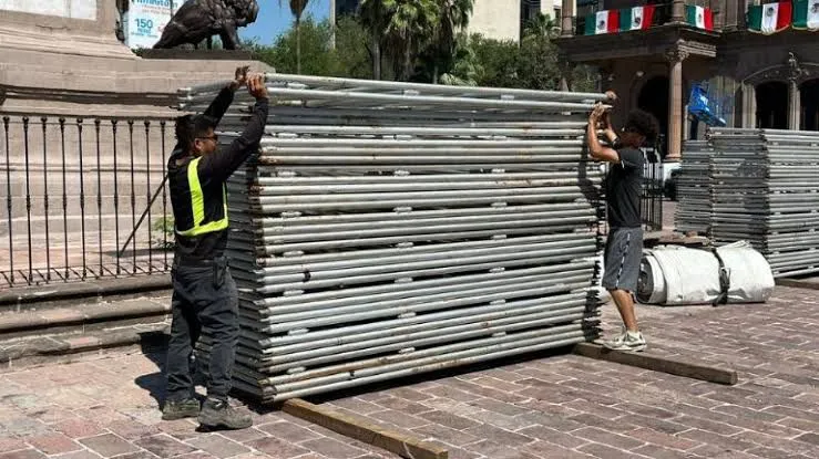 Instalan templete en la Macroplaza para informe de Sheinbaum en Monterrey
