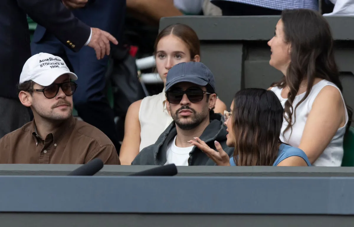 Bad Bunny sorprende al apoyar a Novak Djokovic desde su palco en Wimbledon