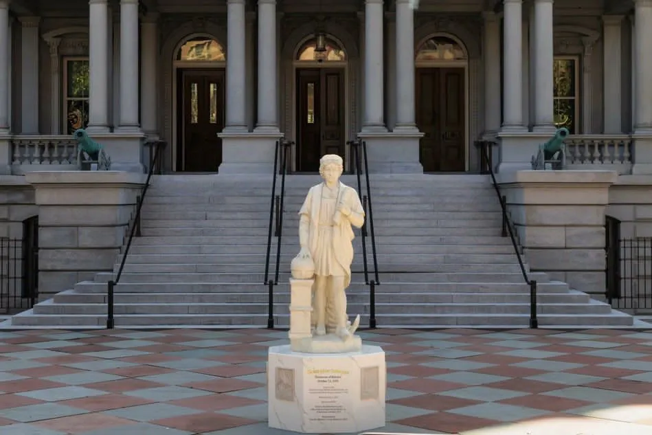 Trump instala estatua de Cristóbal Colón frente a la Casa Blanca