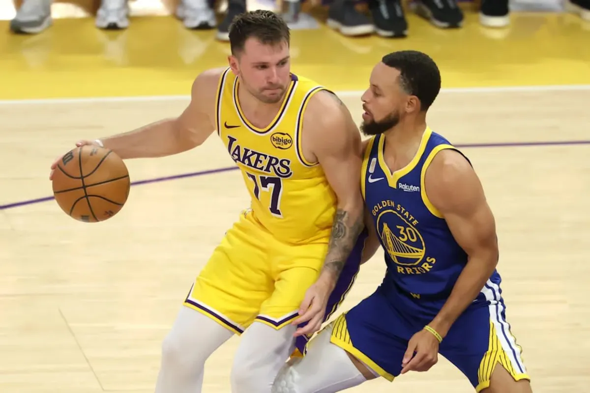 NBA multa a Luka Doncic con 50 mil dólares por gesto contra árbitro