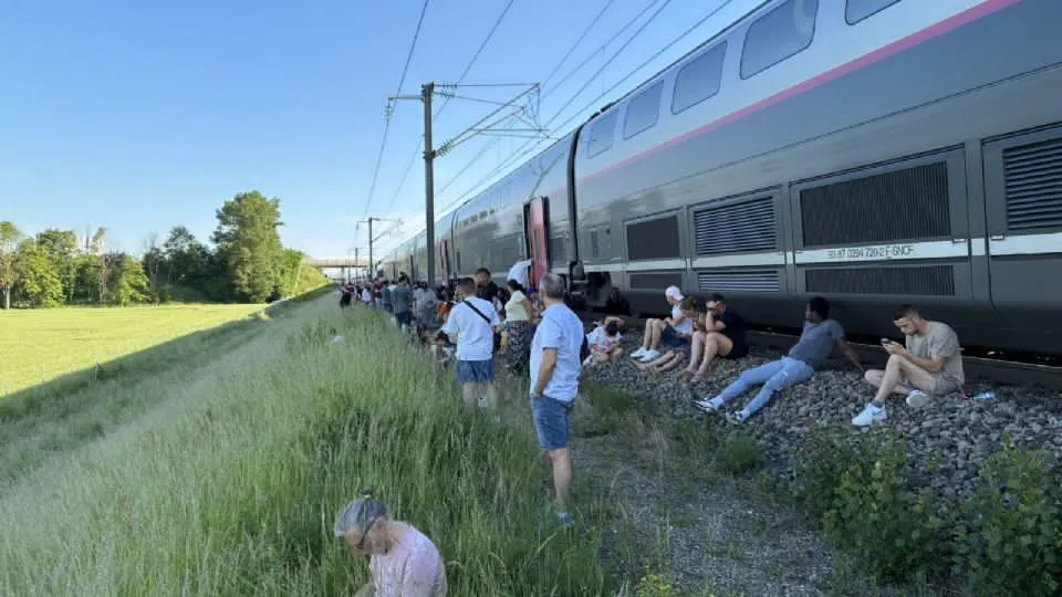 Caos por ola de calor en Francia: pasajeros pasan hasta siete horas varados en trenes sin aire acondicionado