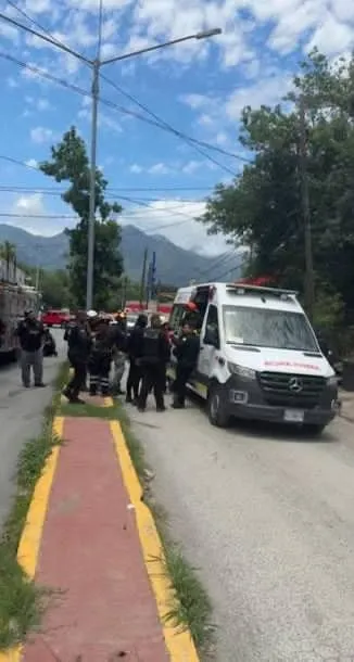 Rescatan a hombre tras permanecer más de una hora en antena de 35 metros en Santiago