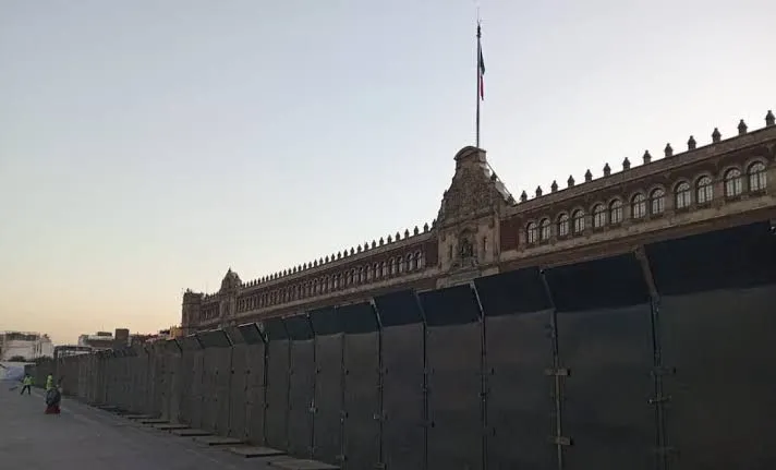 Sheinbaum justifica vallas en Palacio Nacional previo al 8M: "Son para protección, incluso para ellas"