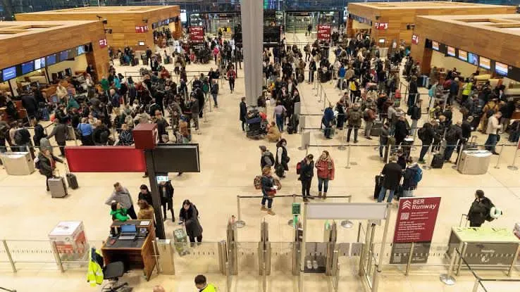 Objeto desconocido obliga a suspender operaciones en aeropuerto de Berlín